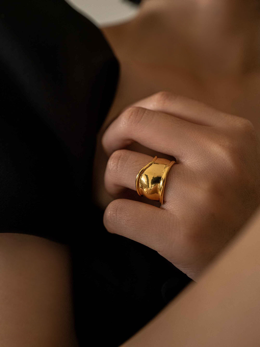a hand wear A minimalist design ring