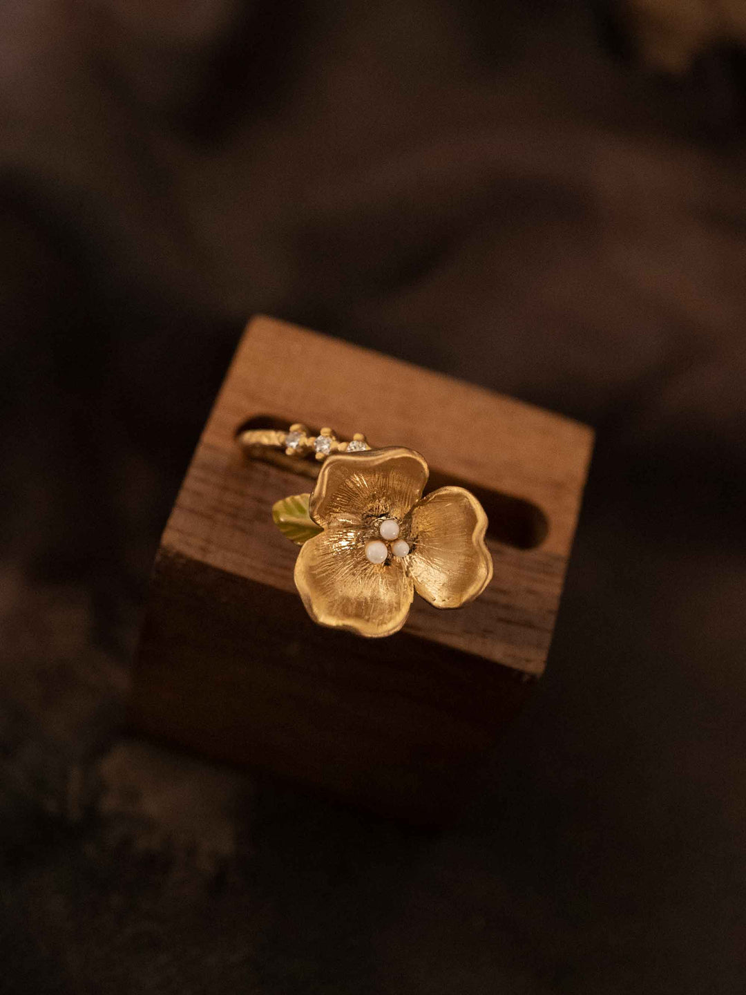 One gold flower and zirconia ring