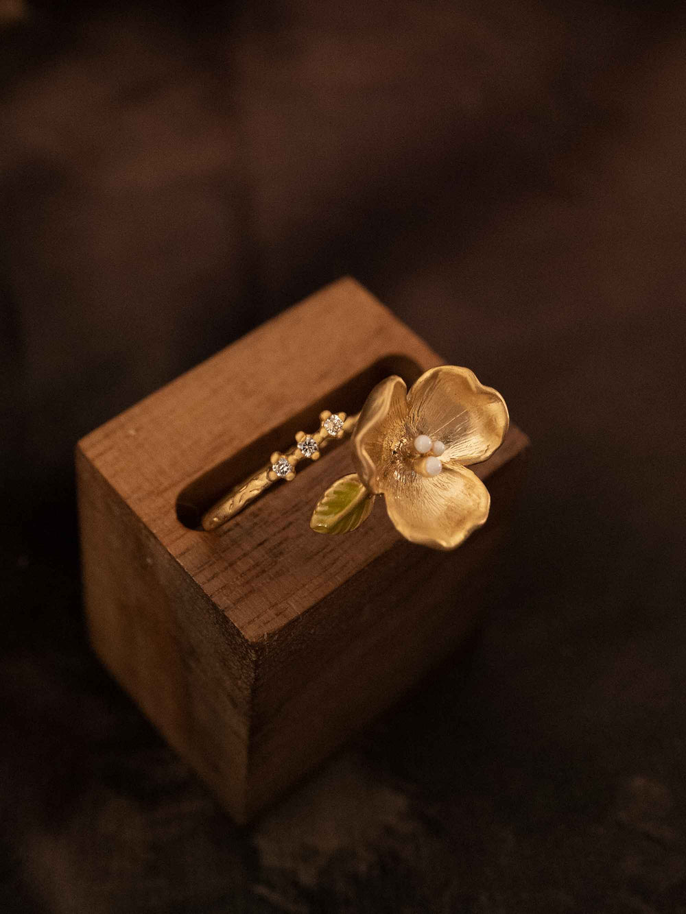 One gold flower and zirconia ring