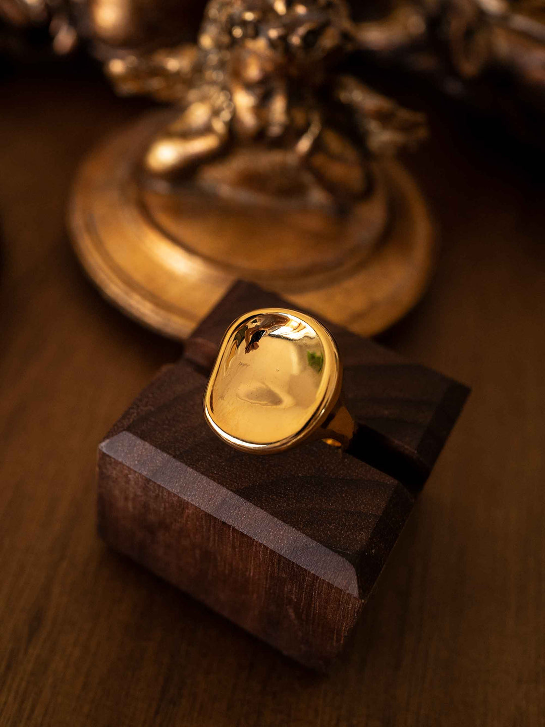 A Gold ring recessed design