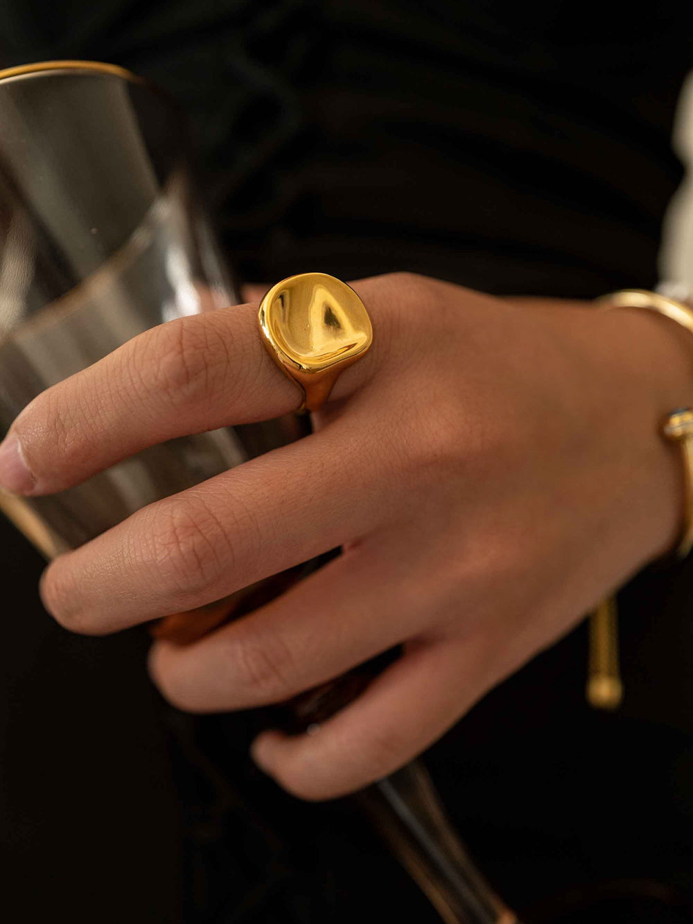 A HAND WEAR A Gold ring recessed design