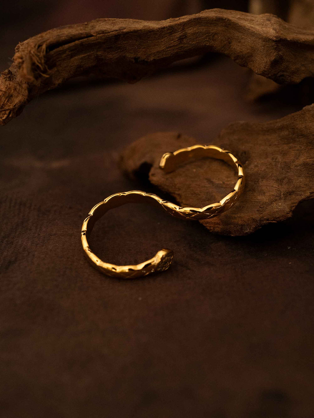 An S-shaped gold ring