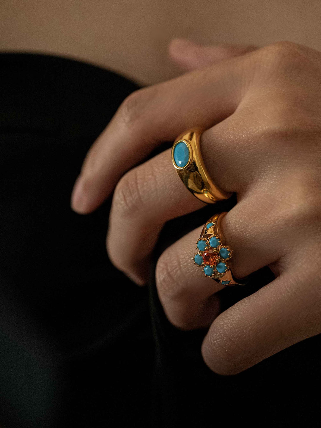 a hand wear A turquoise gold ring.