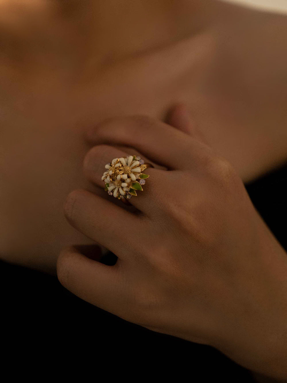 a model wear A cold enamel white flower ring