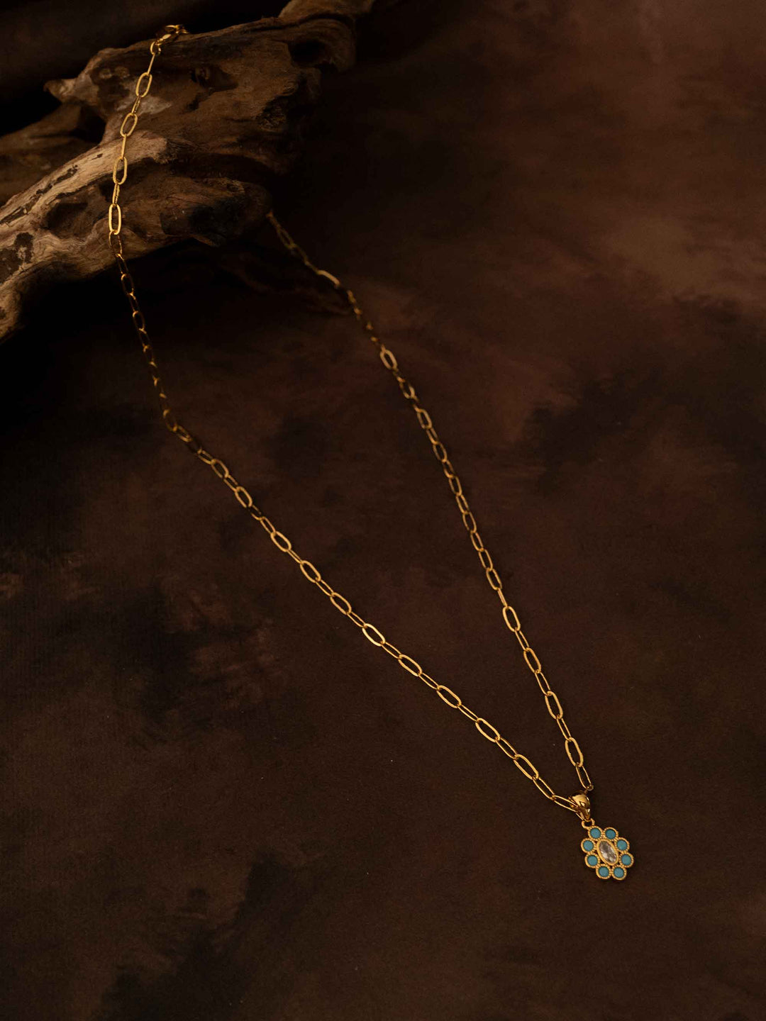 A natural stone flower pendant gold necklace