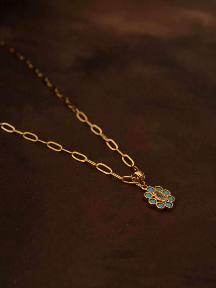 A natural stone flower pendant gold necklace