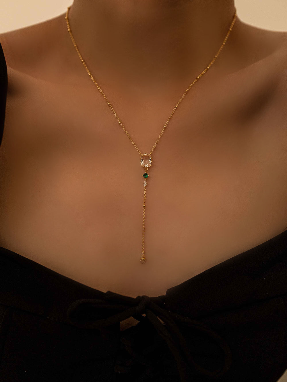 a model wear A gold necklace