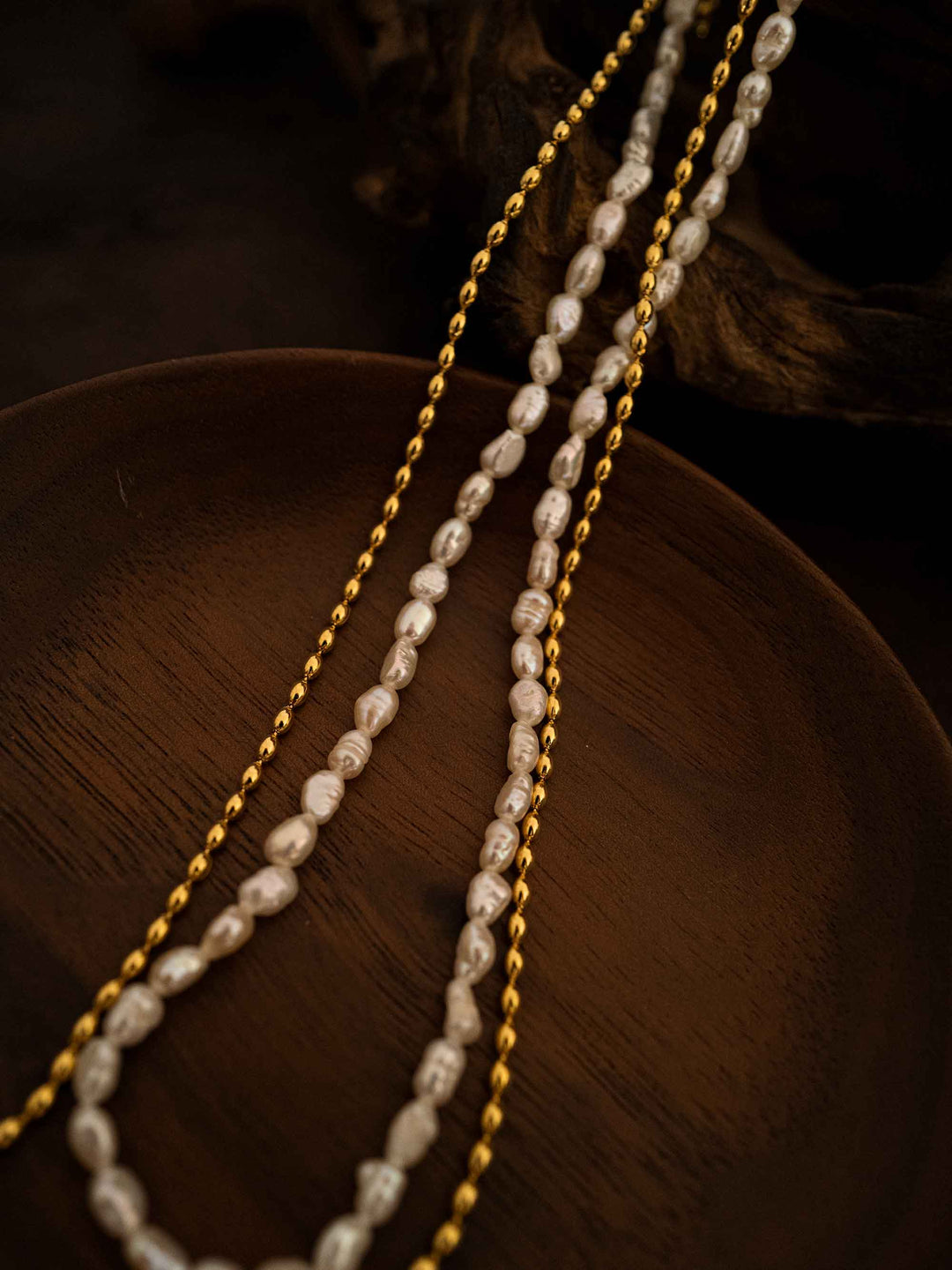 A double layer of pearl gold necklace