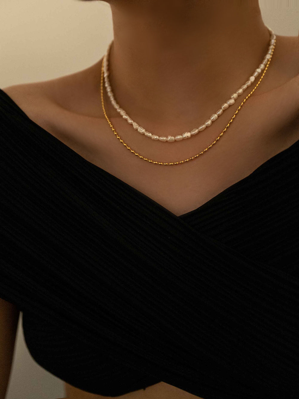 a model wear A double layer of pearl gold necklace