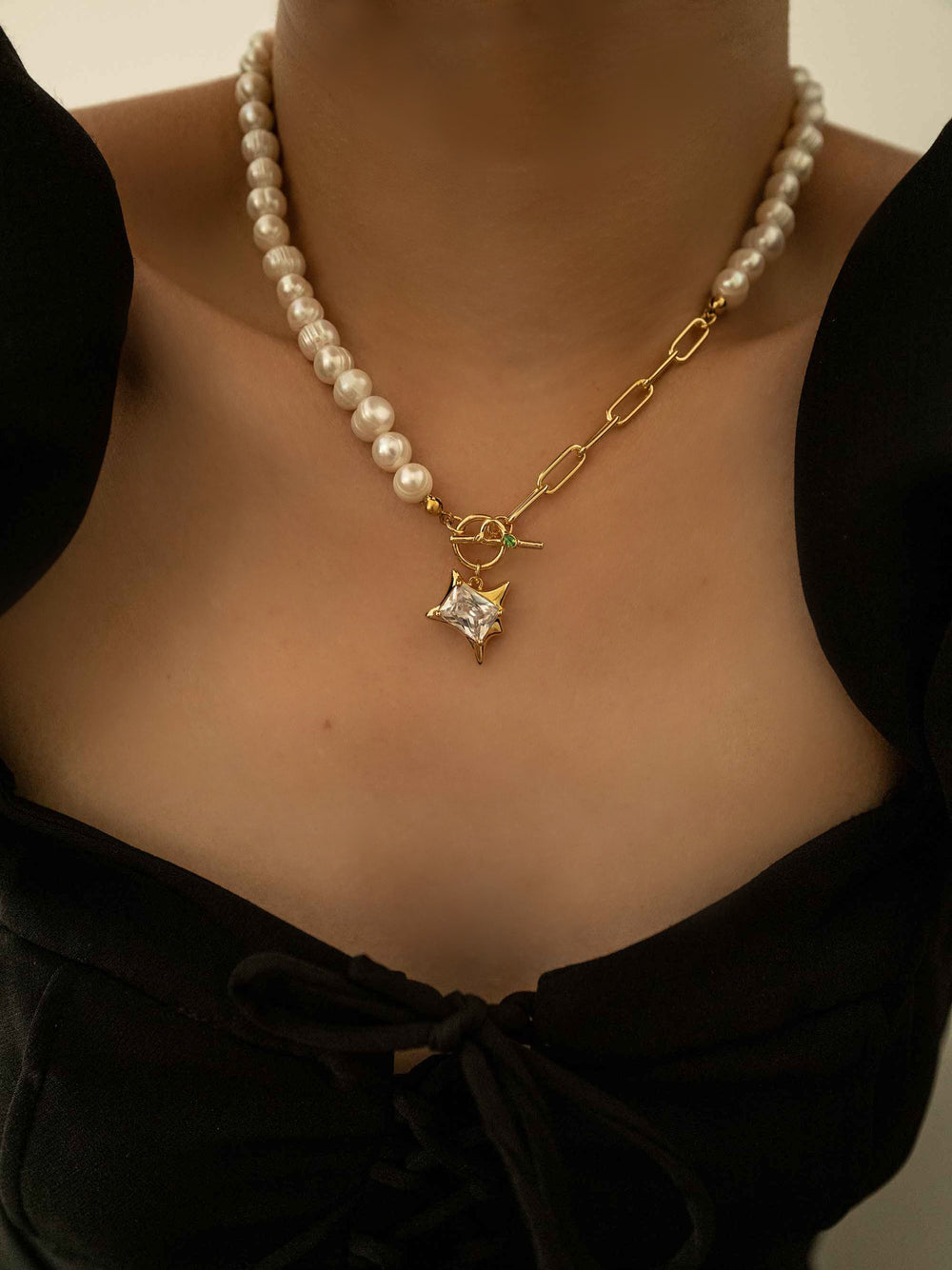 a model wear A pearl necklace with square zirconia