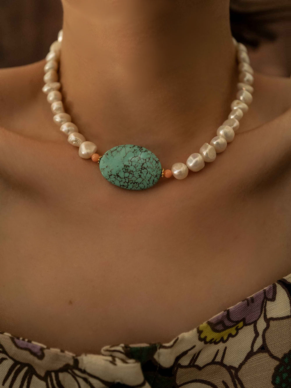 a model wear A necklace of natural stones and pearls
