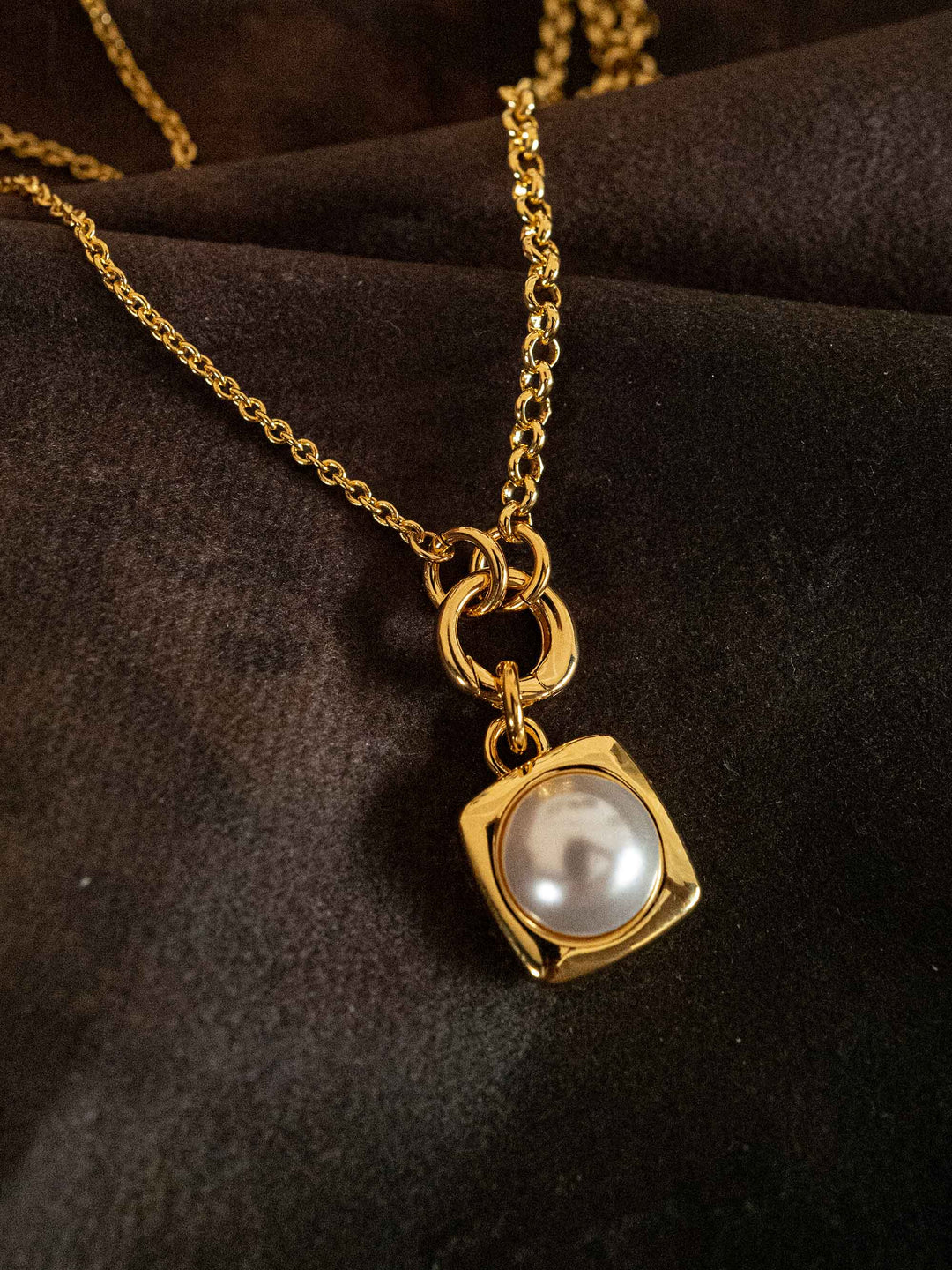 A square pearl pendant gold necklace