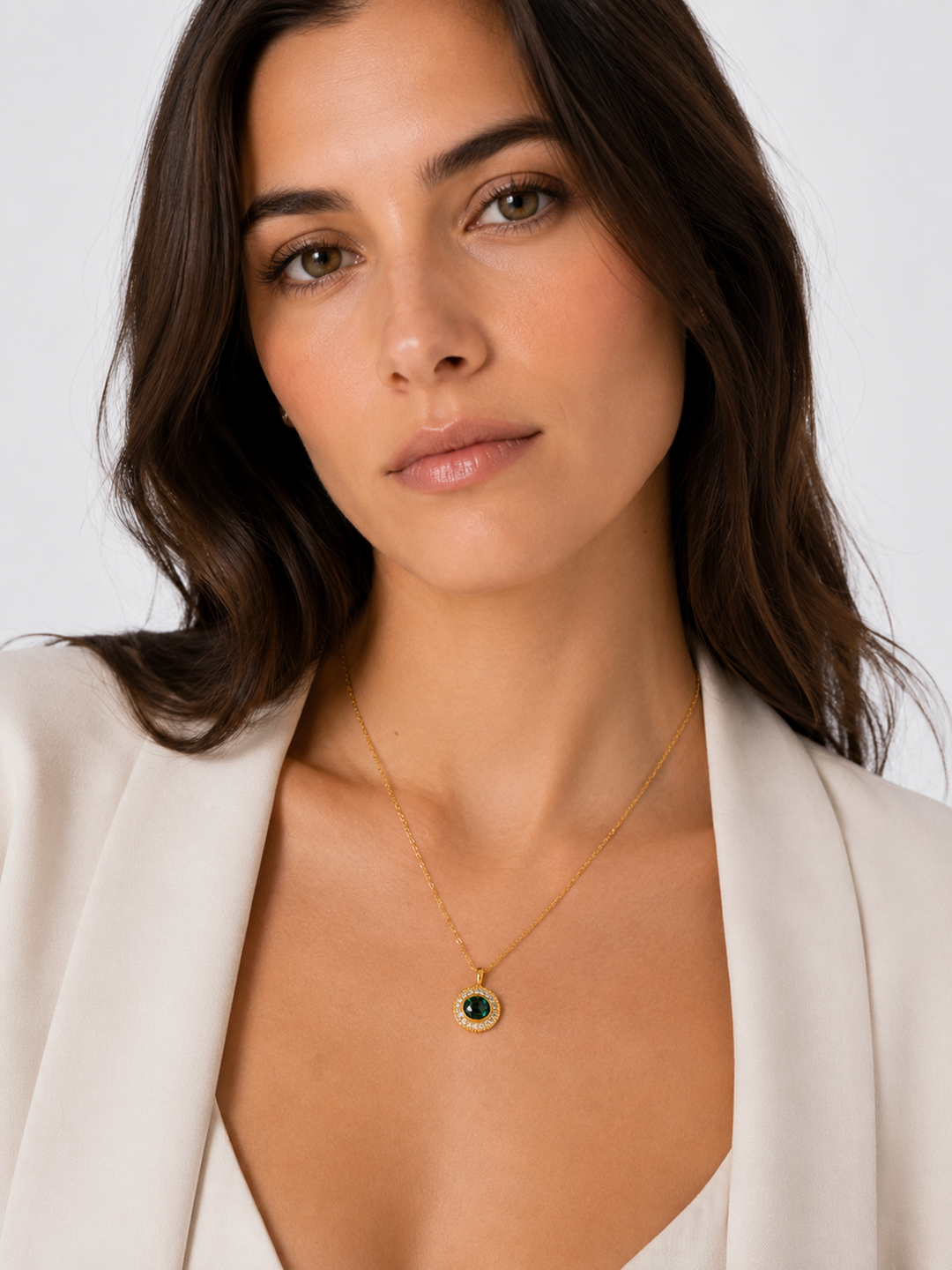 Collar de mirada esmeralda