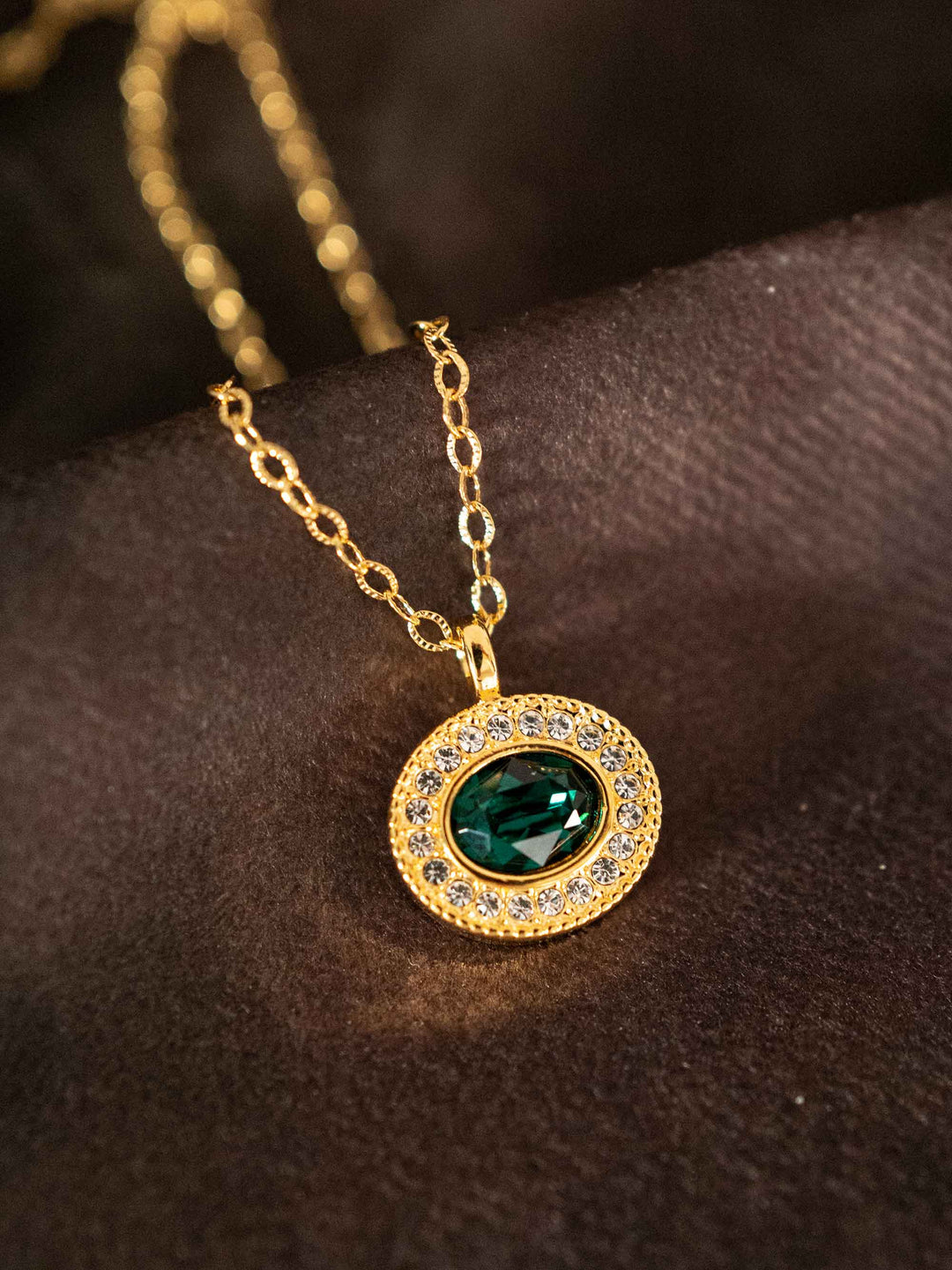 Collar de mirada esmeralda