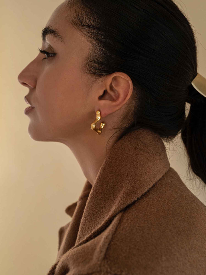 Minimalist Gold Quaver Earrings