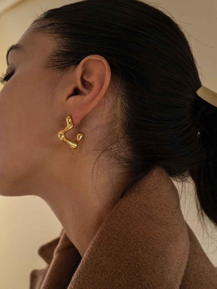 Minimalist Gold Quaver Earrings