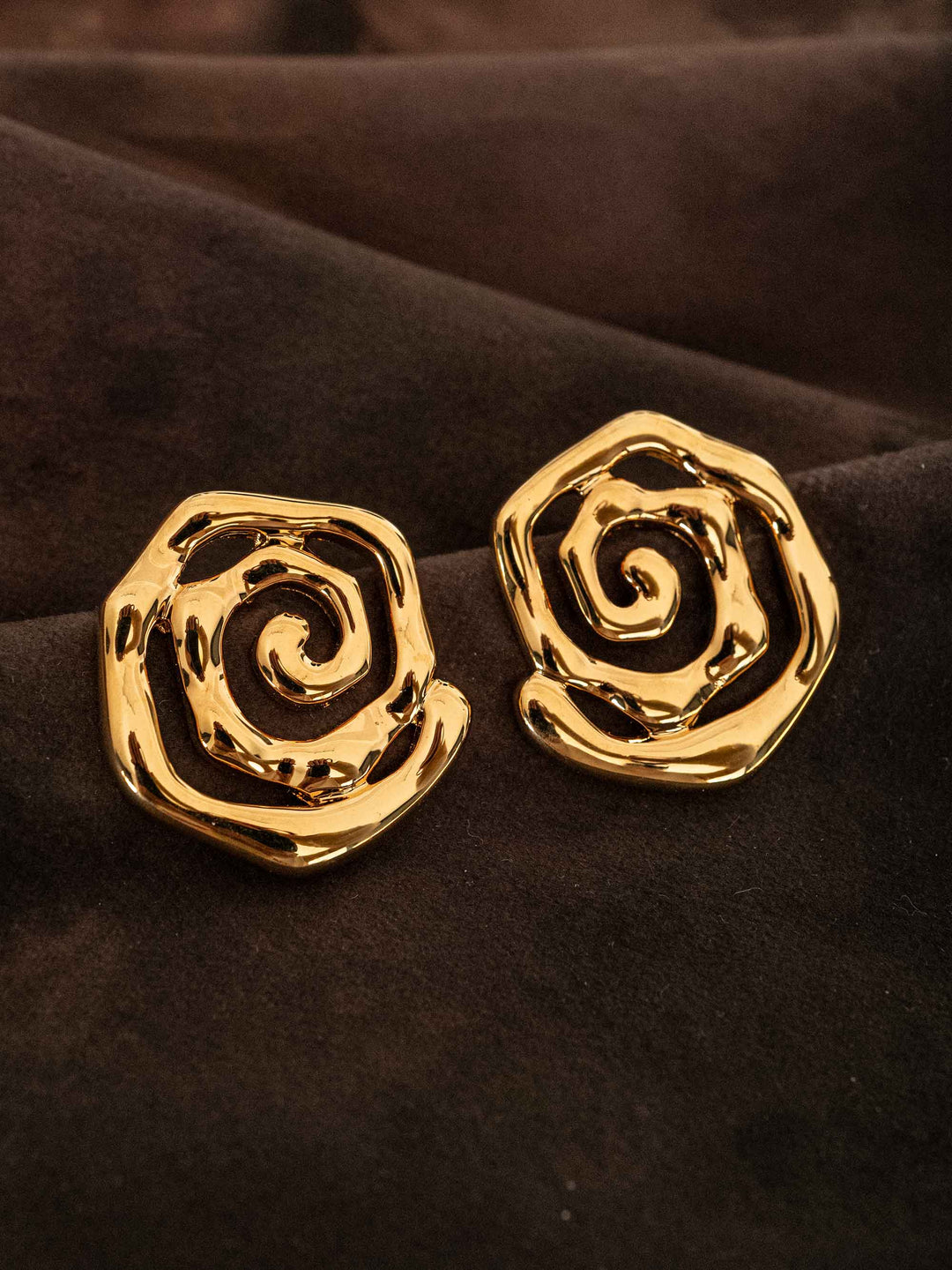 One gold openwork earring