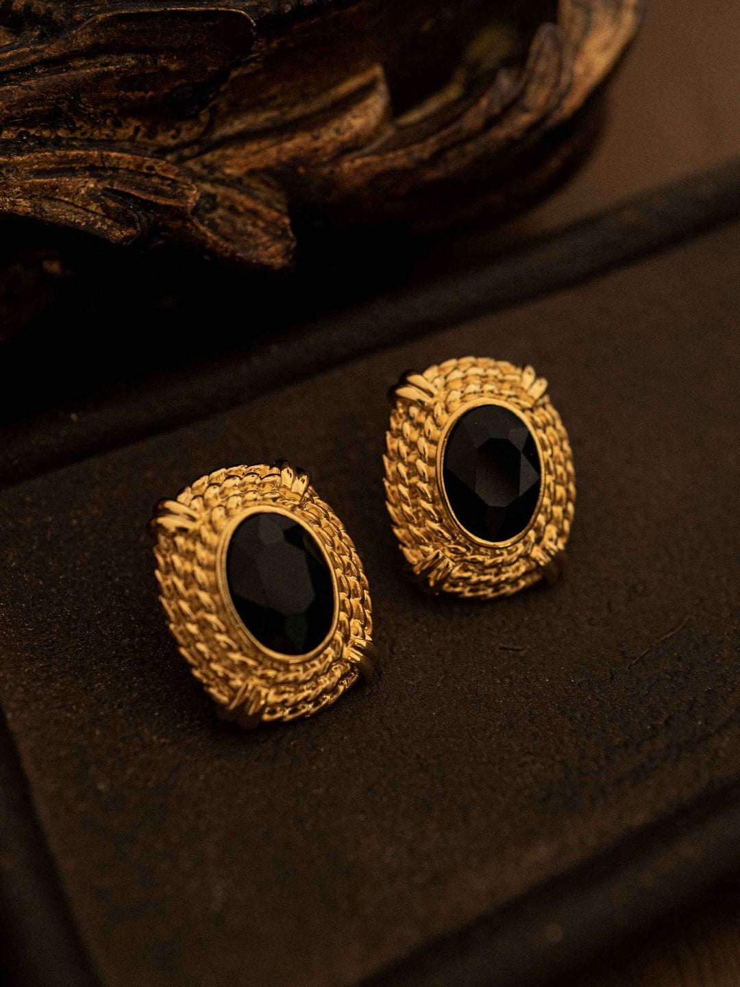 One oval gold earring