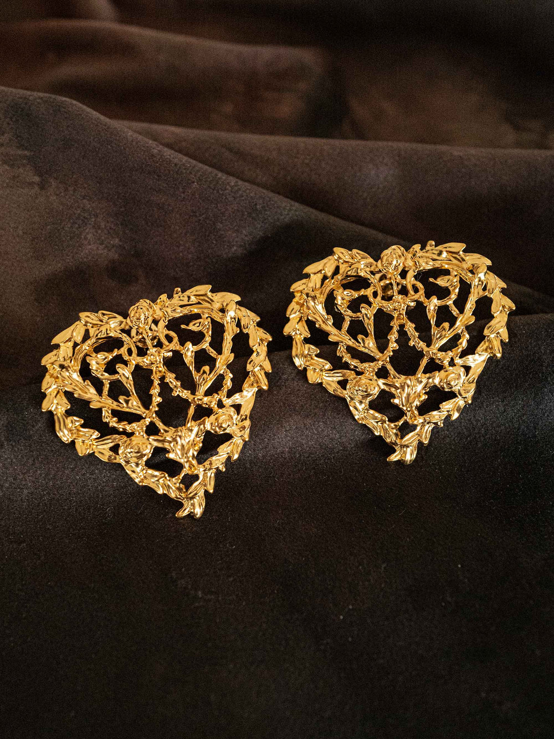 A hollow love gold earrings