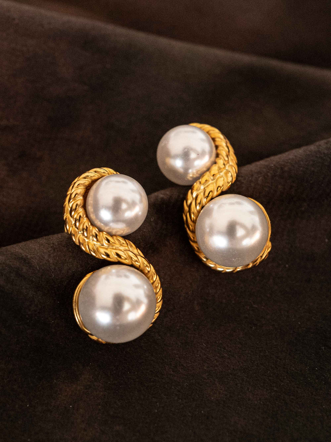 One gold pearl earrings