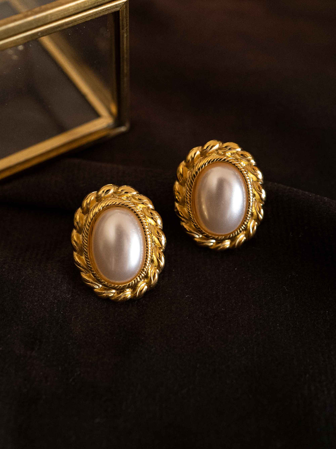 One oval pearl gold earrings