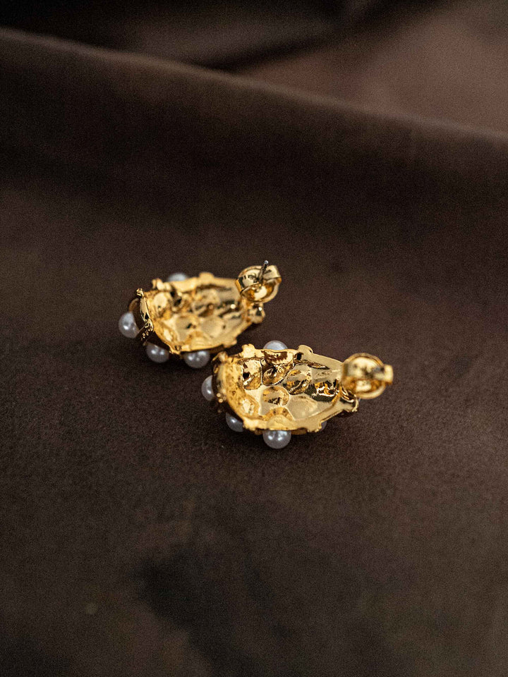 One cross-set pearl earrings in gold color