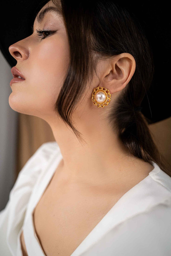 model wear Golden round pearl earrings