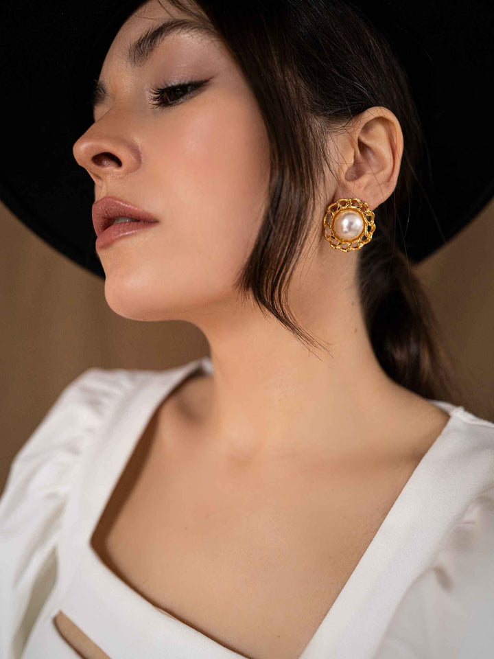 model wear Golden round pearl earrings