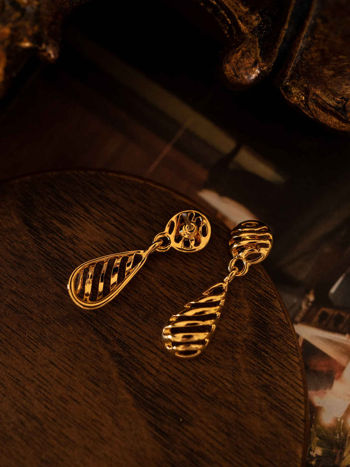 Openwork round drop-shaped gold earrings