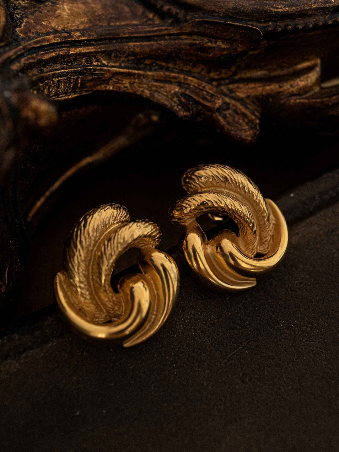 One gold earrings