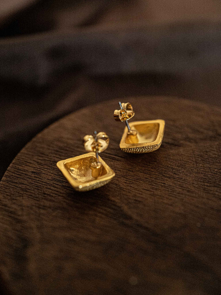 One gold square earring