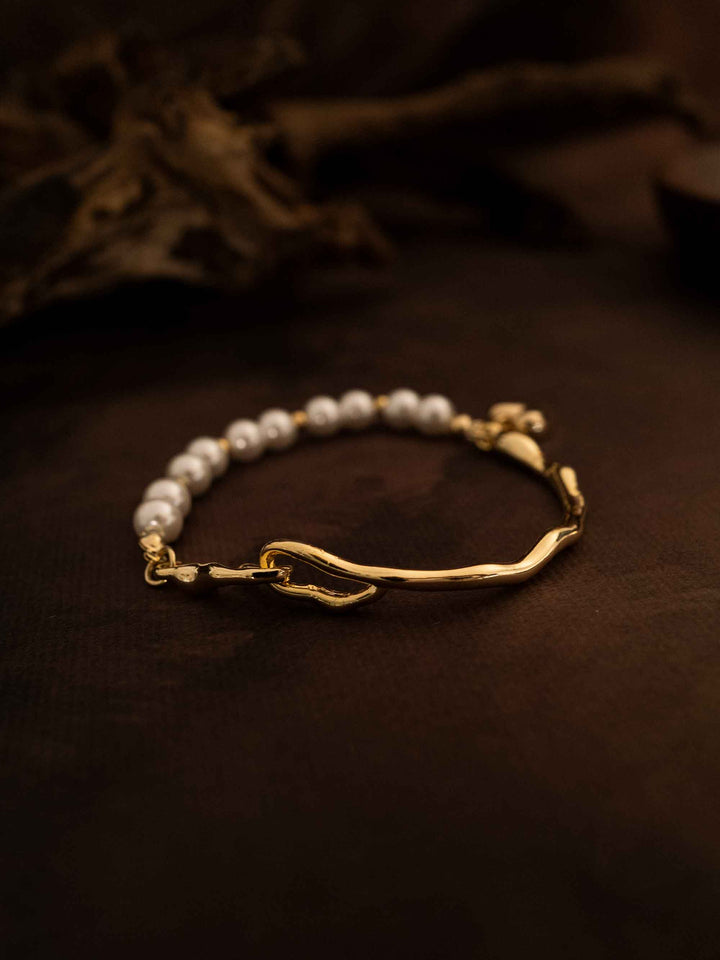 A love charm pearl gold bracelet