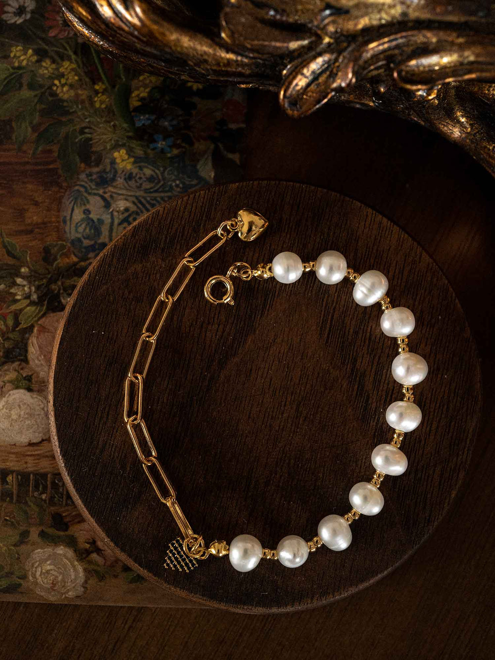 A love charm pearl bracelet