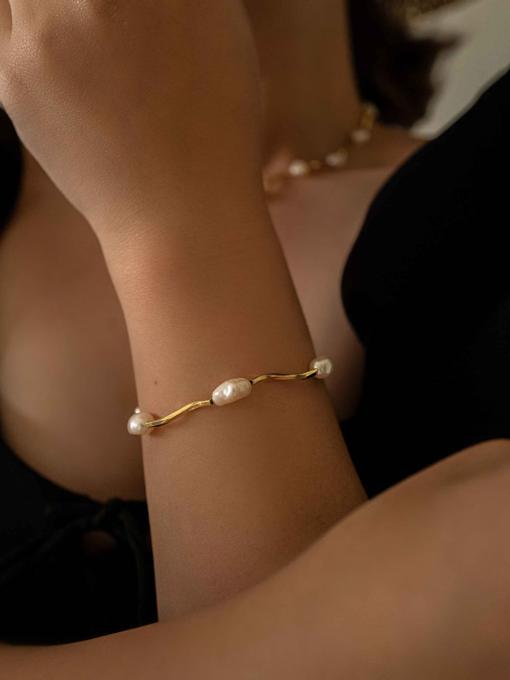 a hand wear A wave design baroque pearl bracelet