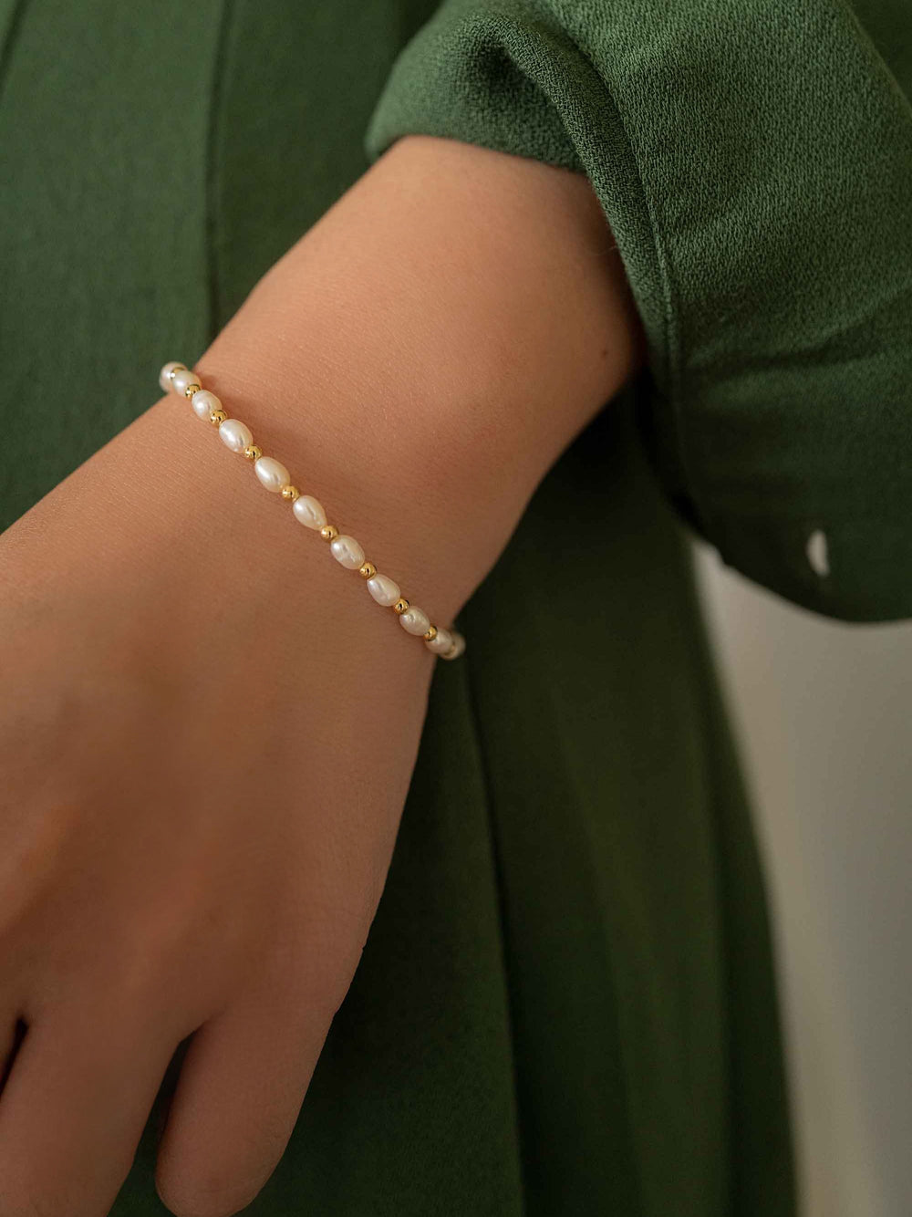 Wearing a freshwater pearl bracelet on her hand