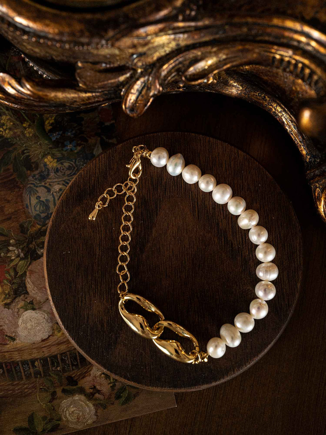 A shell-shaped pearl bracelet