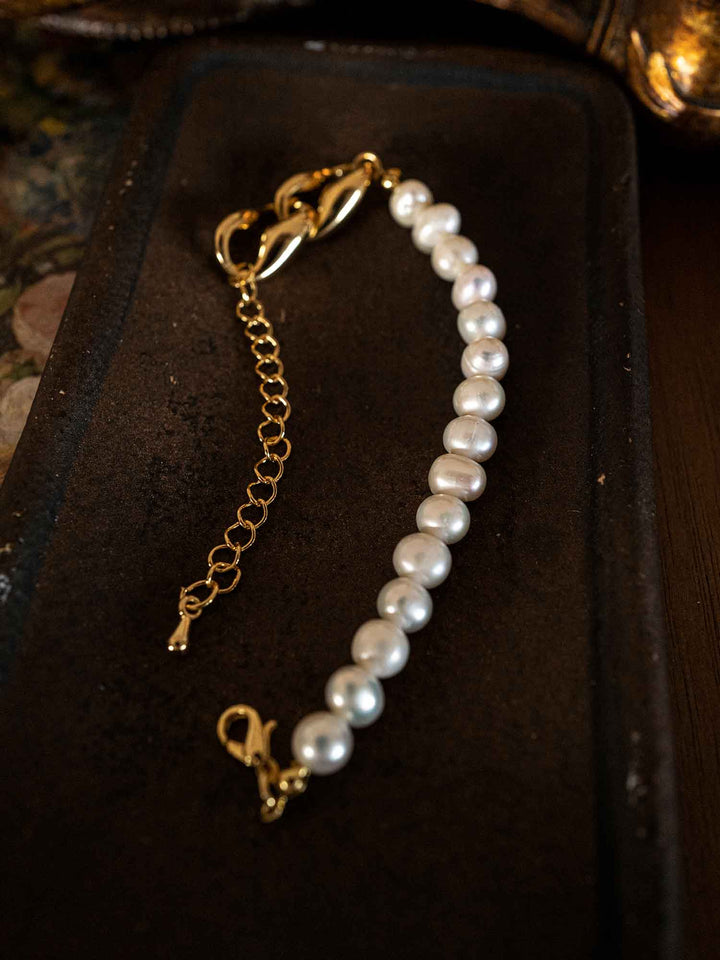 A shell-shaped pearl bracelet