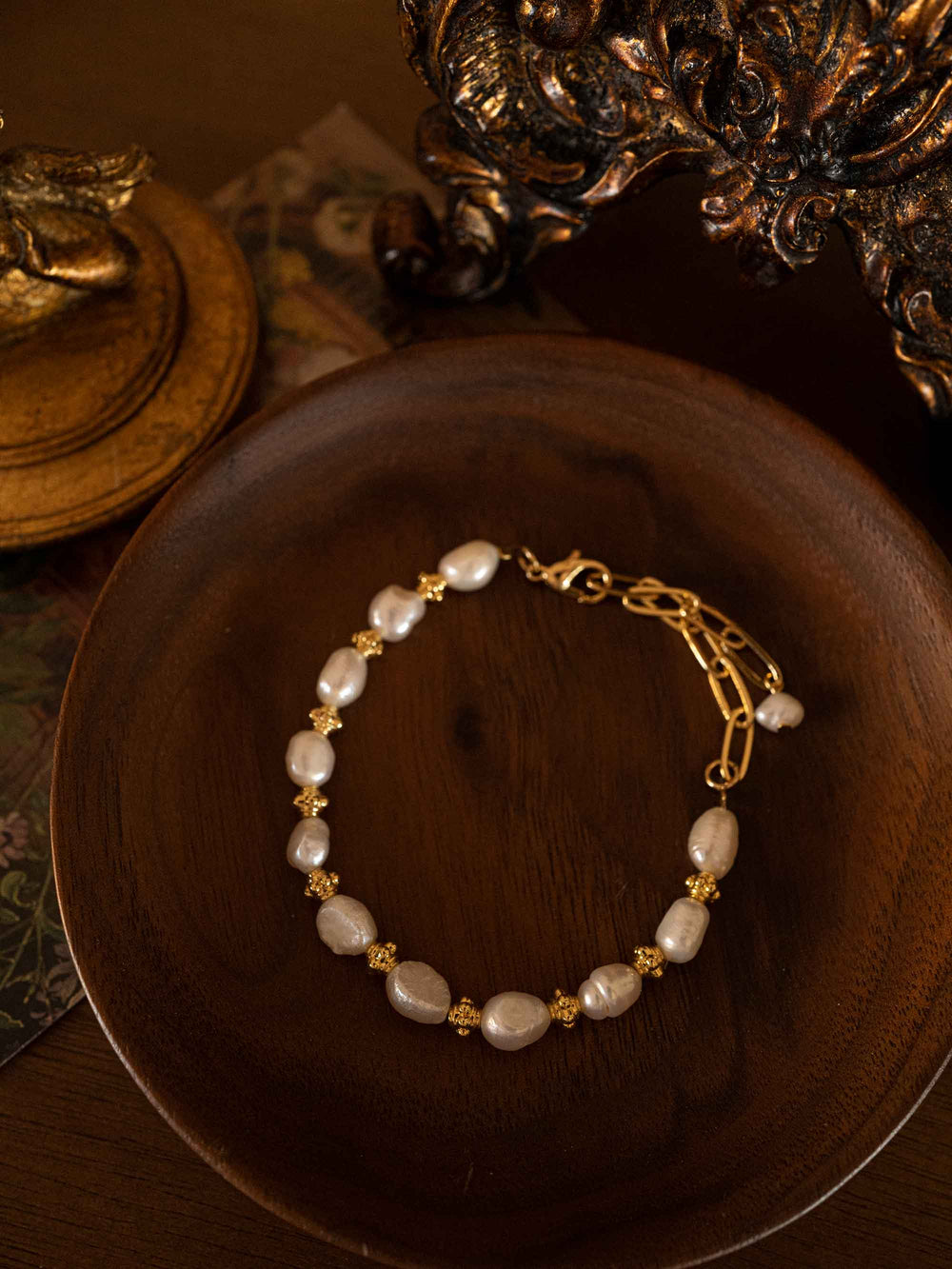 A beaded bracelet of cultured pearls