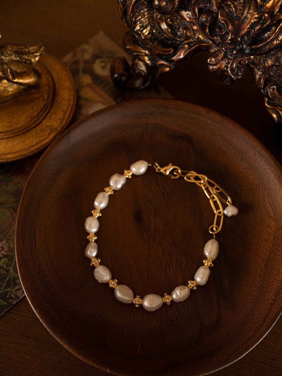 A beaded bracelet of cultured pearls