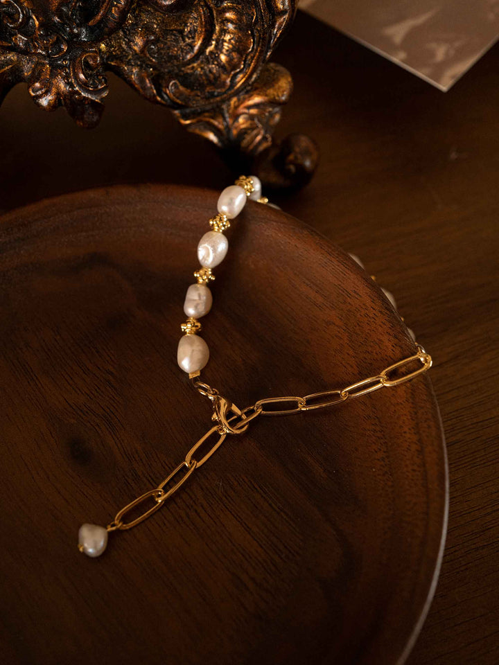 A beaded bracelet of cultured pearls