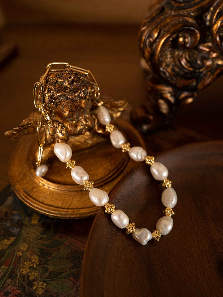 A beaded bracelet of cultured pearls