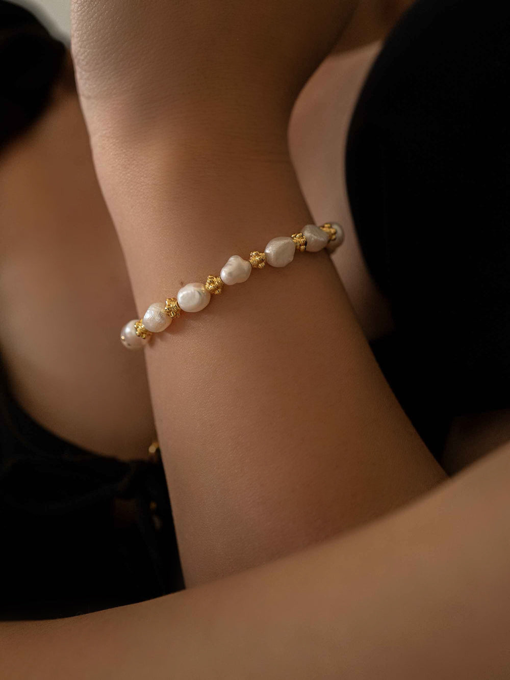 a hand wear A beaded bracelet of cultured pearls
