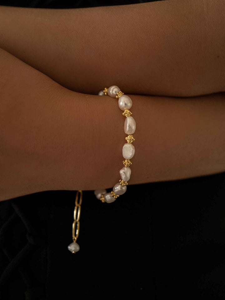 a hand wear A beaded bracelet of cultured pearls