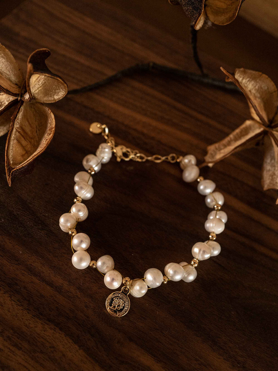 A pearl bracelet with Roman gold coins