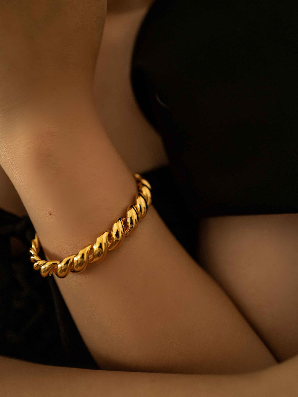 a model wear A golden twist bracelet