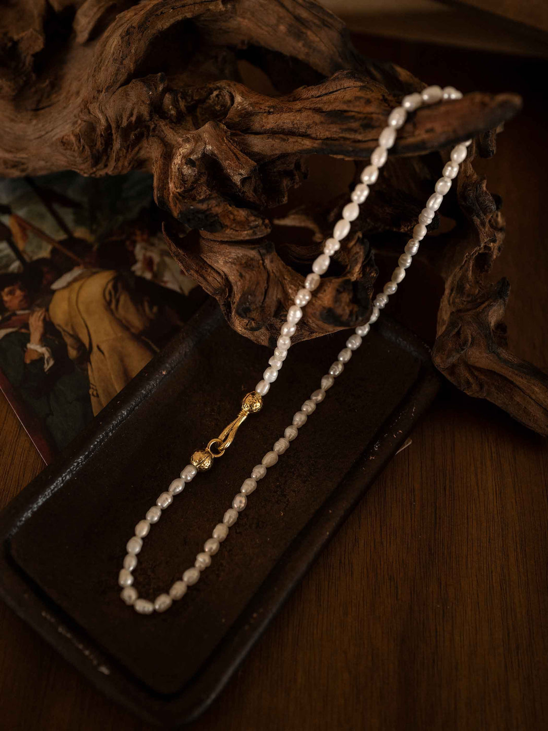 Collar de perlas de agua dulce con diseño de gancho dorado | Freshwater Pearl Necklace with Gold Hook Design