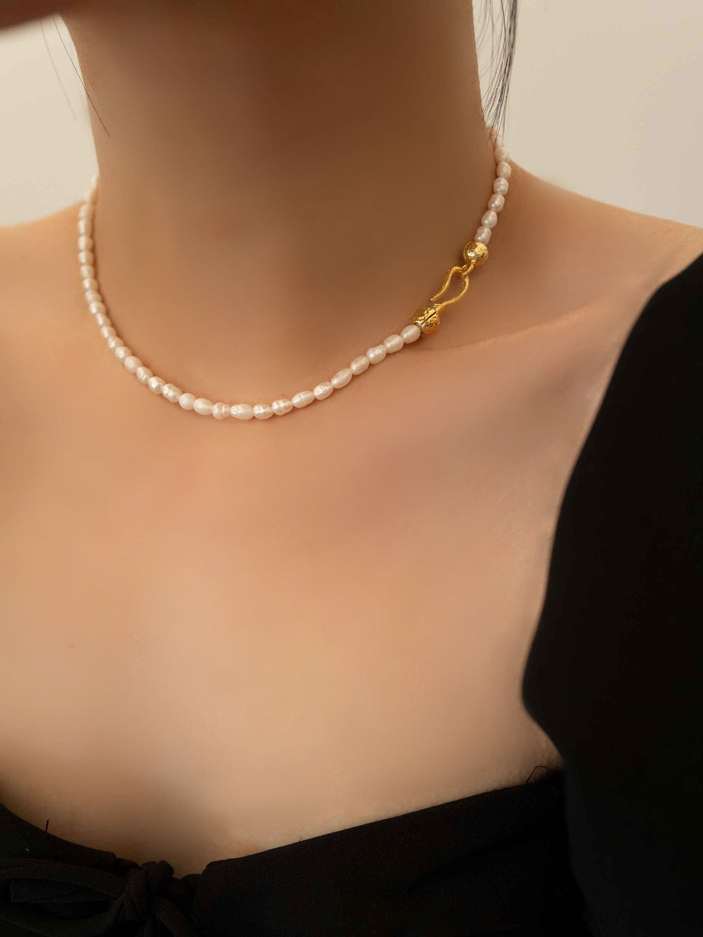 Collar de perlas de agua dulce con diseño de gancho dorado en modelo| Freshwater Pearl Necklace with Gold Hook Design on Model