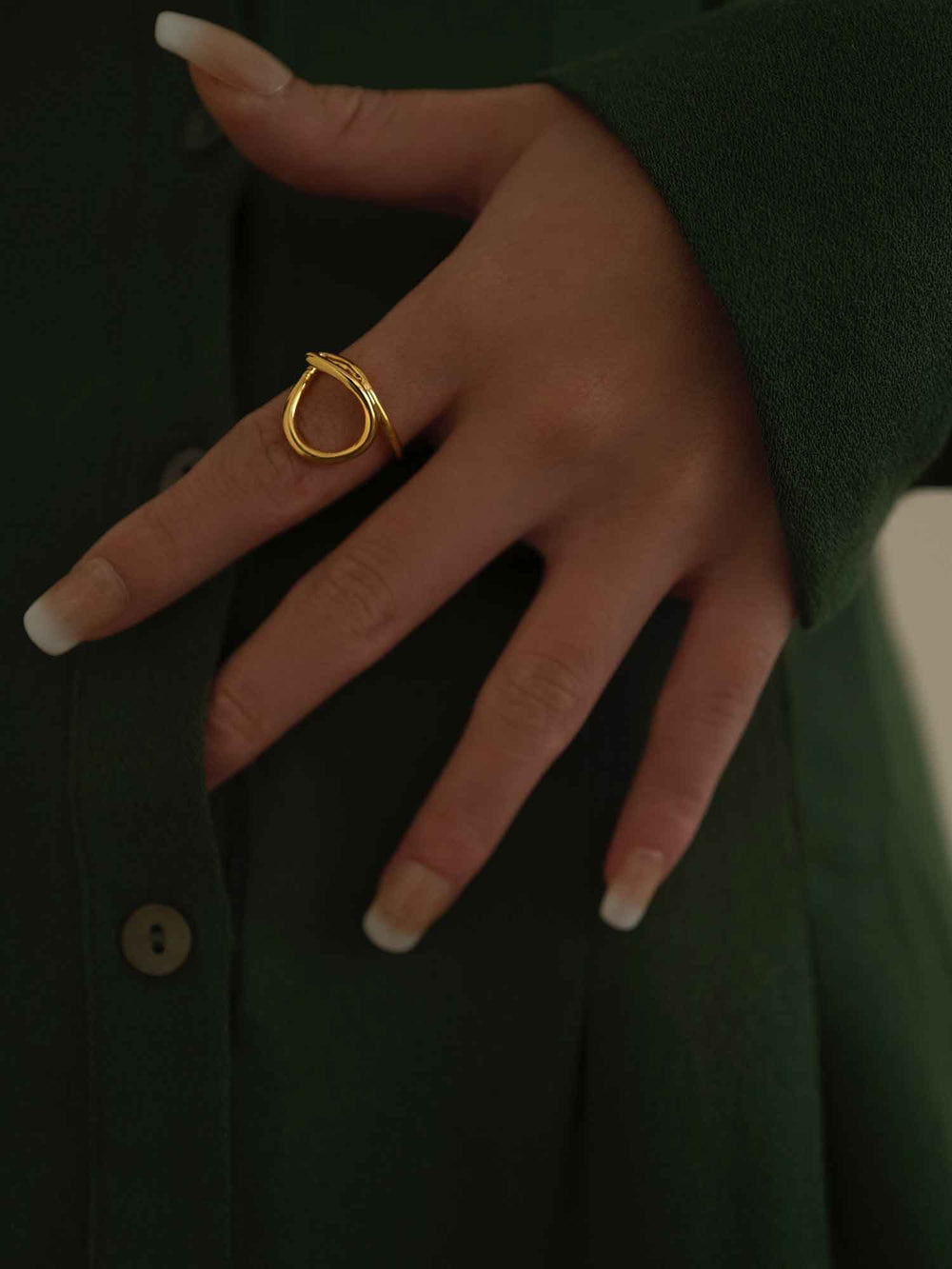 Una mano con un anillo de oro