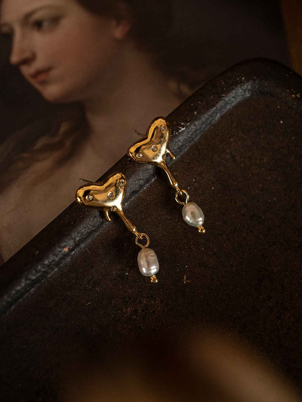 Un par de pendientes de perlas en forma de corazón